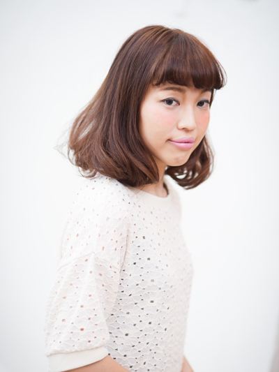 クルンと丸めた前髪がアクセント